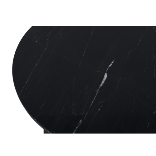Ronde salontafel met zwart gemarmerd blad en metalen rand, close-up van de nerf.
