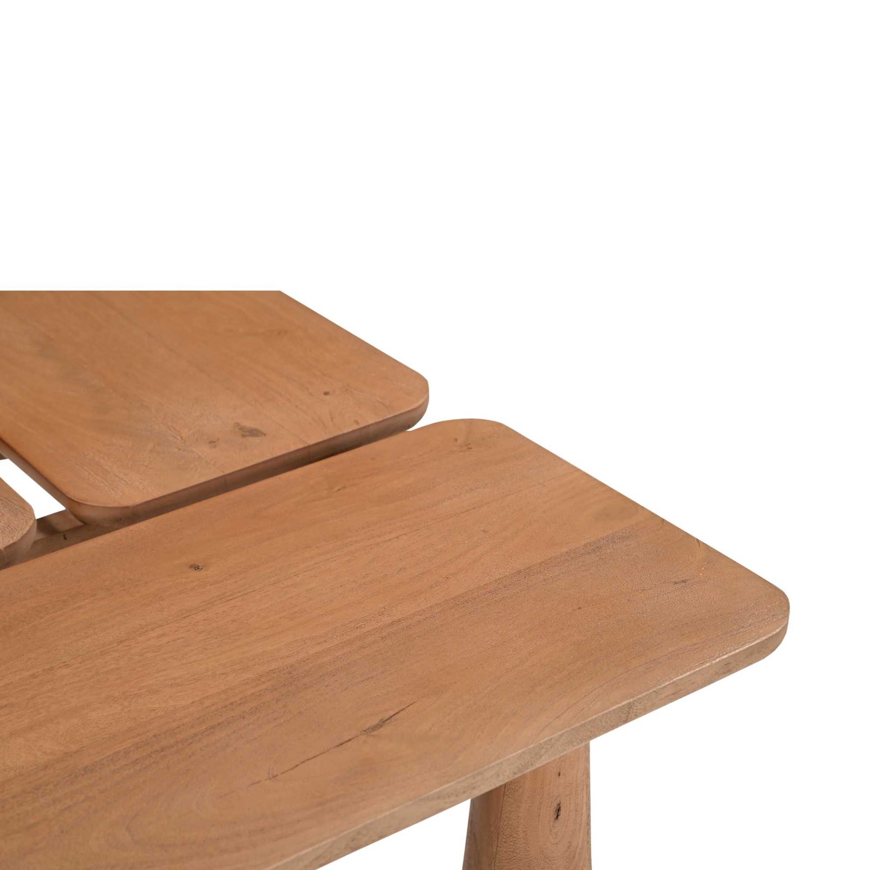Houten salontafel met twee tafelbladsecties en zichtbare houtnerf en naden.