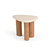 Ronde bijzettafel met lichtbeige tafelblad en cilindrische houten poten; eenvoudige vorm.