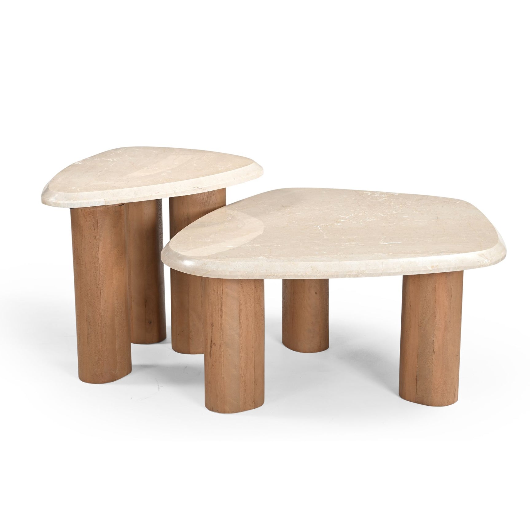 Twee ronde bijzettafels met lichtbeige bladen en cilindrische houten poten.