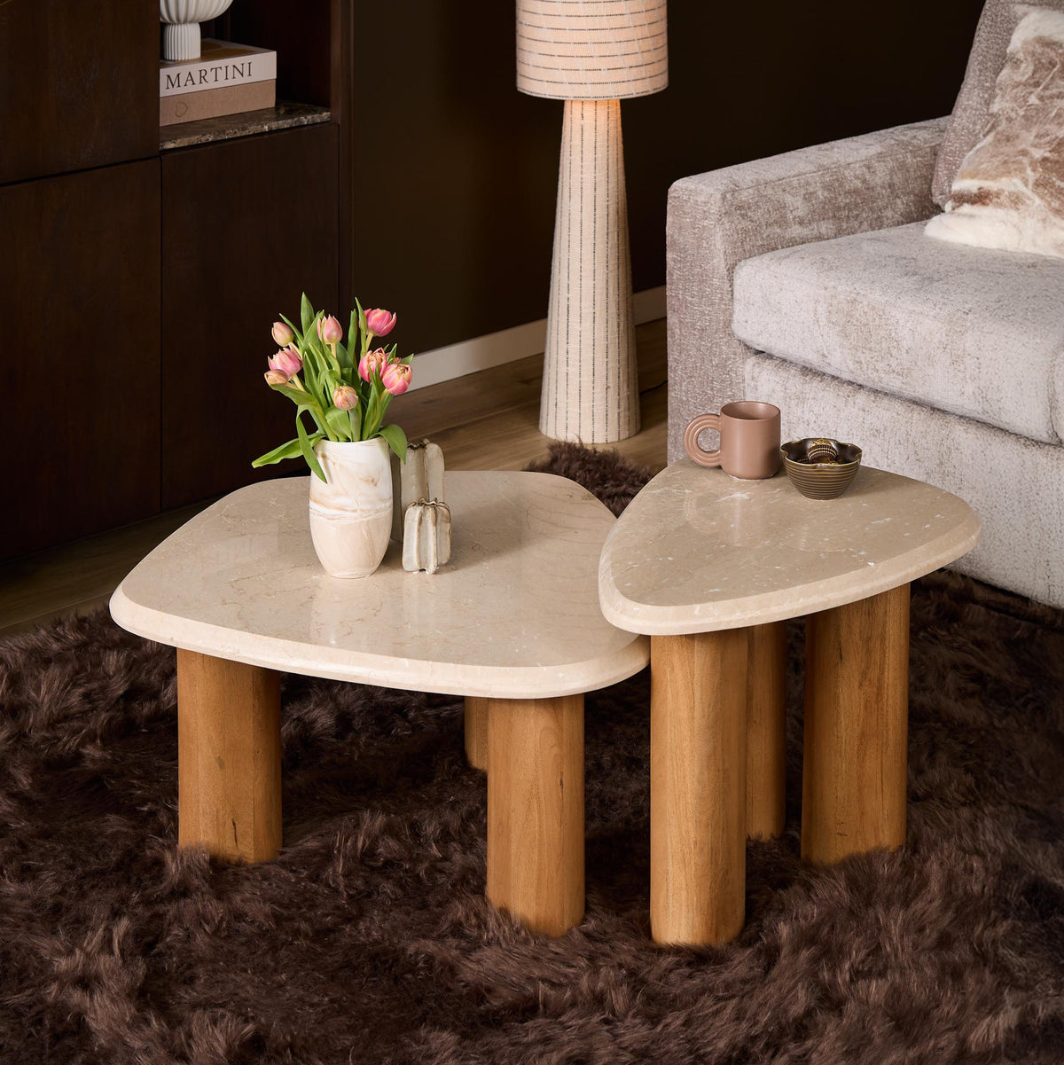 Set salontafels Nuvé met twee ronde bladen en houten pootjes, marmerlook.