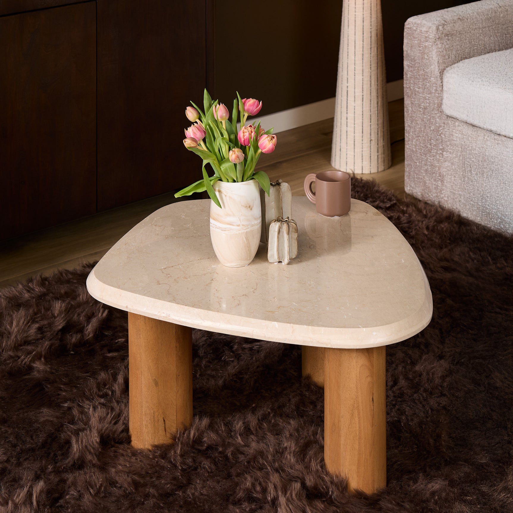Ronde salontafel met lichtbeige blad en houten pootjes