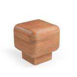 Houten bijzettafel met ronde, kubusvormige voet en vlak afgerond blad