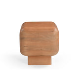 Houten bijzettafel met afgeronde hoeken en zichtbare houtnerf op het blad