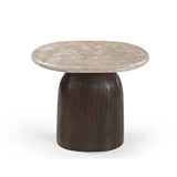 Bijzettafel van voren met rond lichtbeige marmer-look blad en donkerbruine ribbelhouten voet