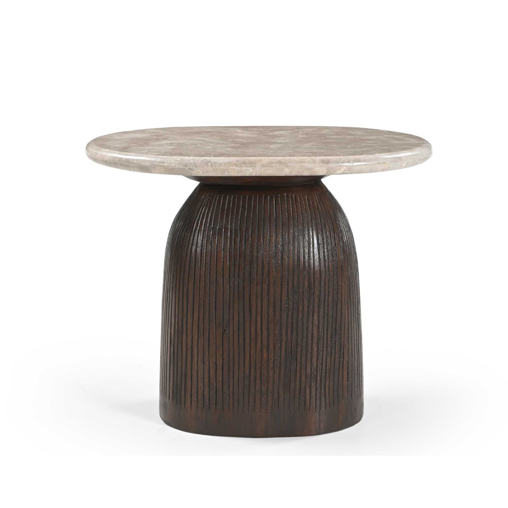 Bijzettafel met rond lichtbeige blad en brede donkerbruine ribbelhouten poot, van opzij