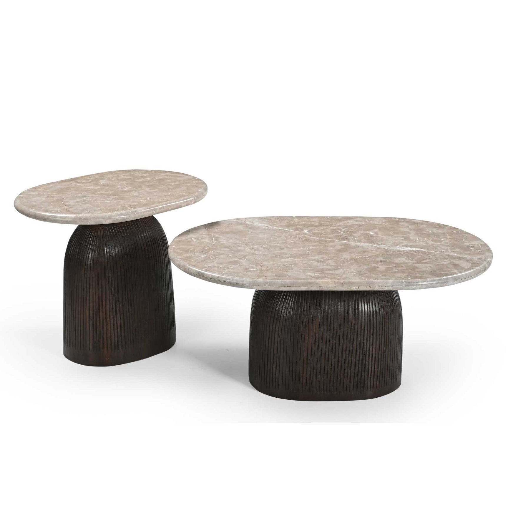 Set van twee bijzettafels met rond marmer-look blad en donkerbruine ribbelhouten voeten