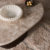 Ronde salontafel met licht marmeren blad en donker geribbelde poot