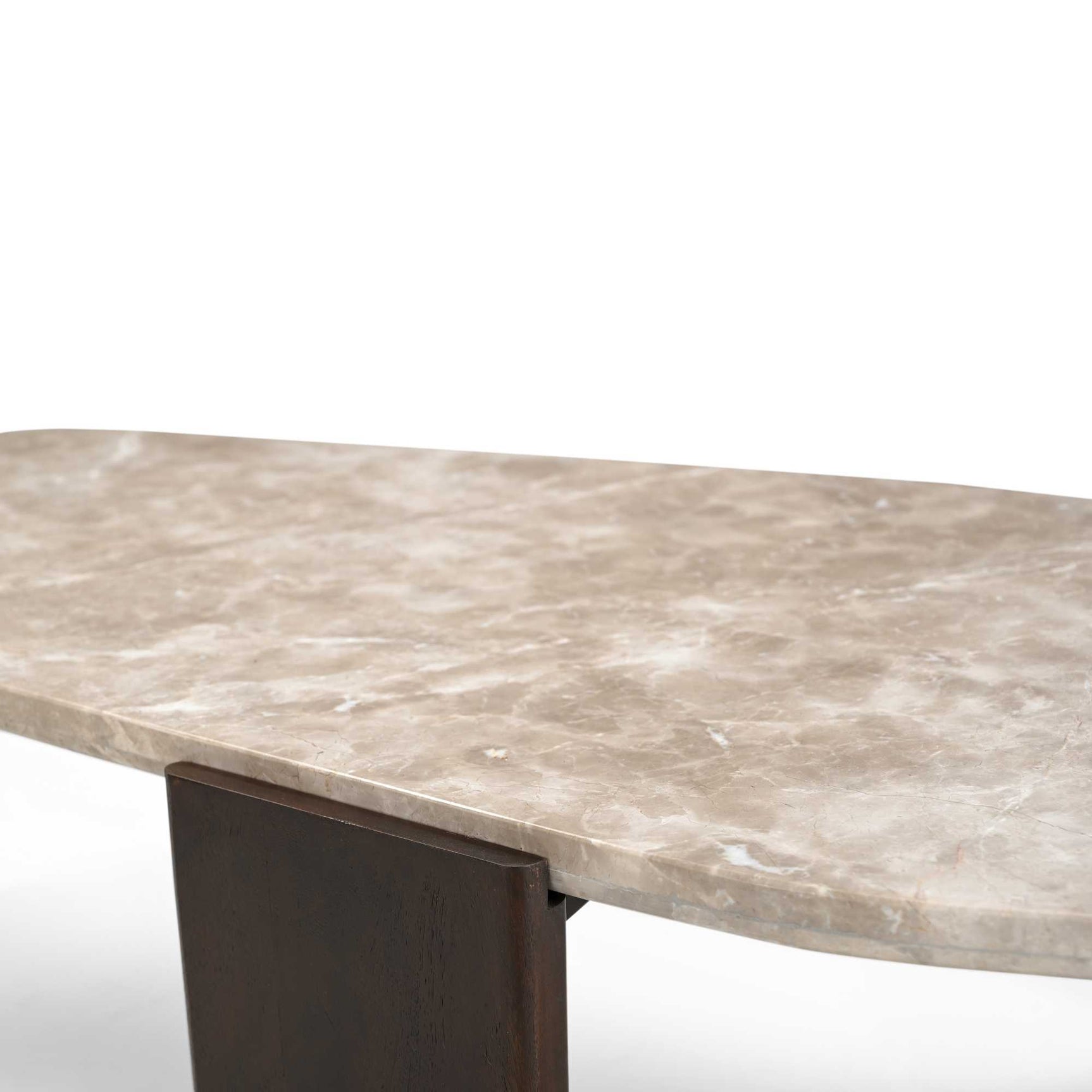 Salontafel, close-up van licht marmeren blad met donkere houten poot