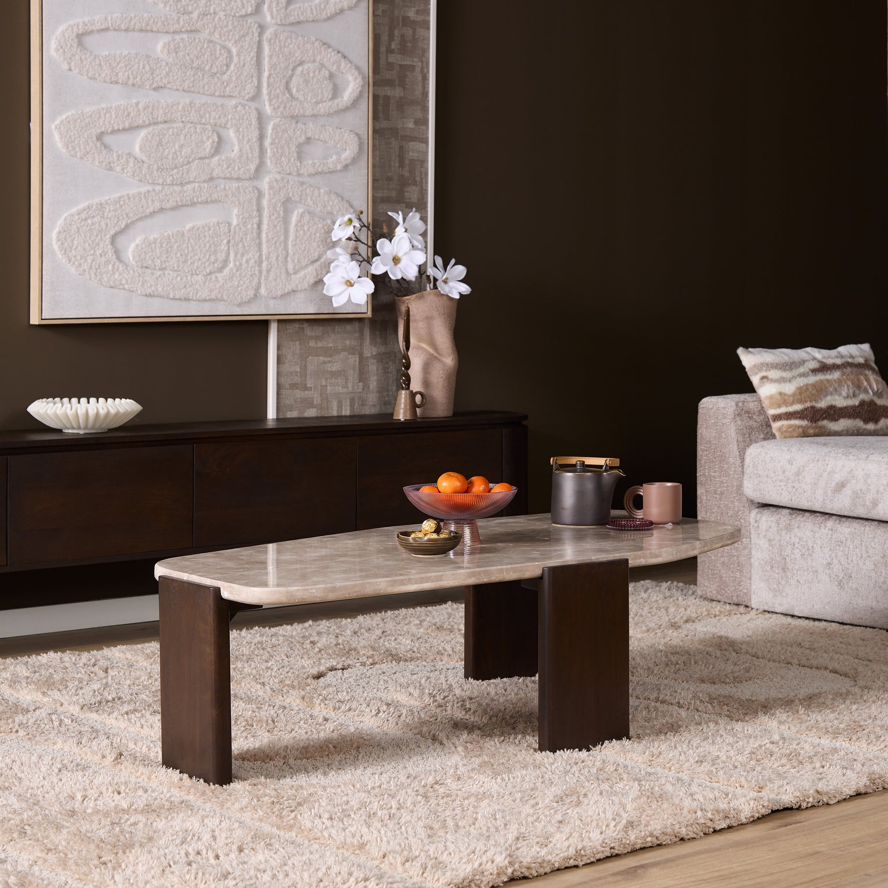 Salontafel met licht marmeren blad en donkere houten poten