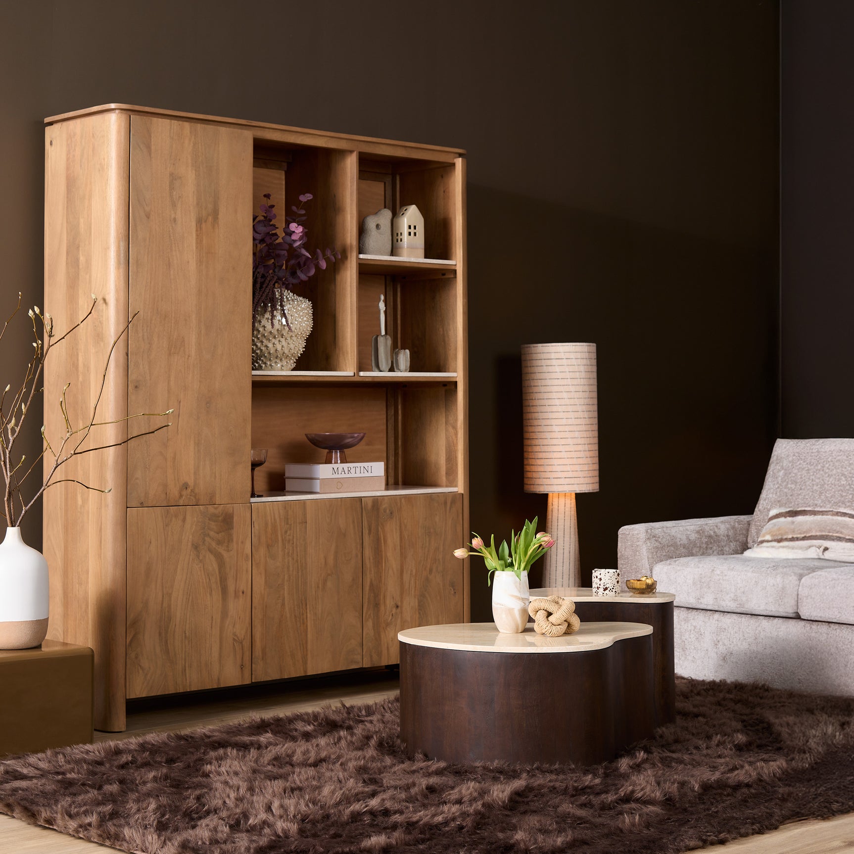 Ronde salontafel met marmeren blad en hoge donkerhouten latten zijkant