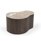 Salontafel met lichtbeige marmeren blad en lange donkere houten latten, afgeronde hoek