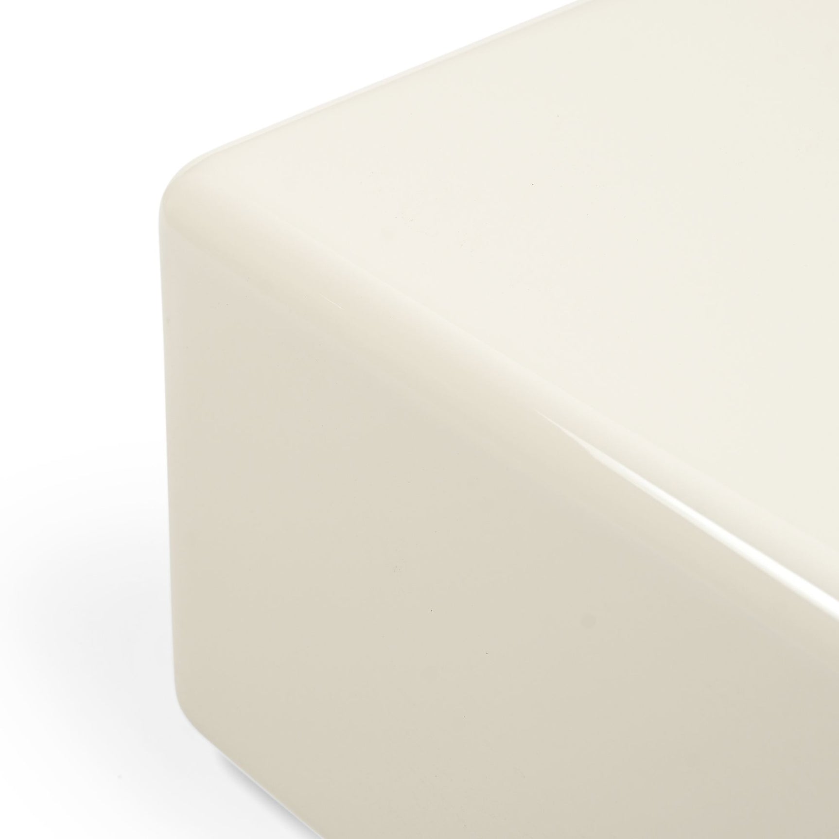 Salontafel Elias lichtbeige, close-up van afgeronde hoek en gladde zijkant.