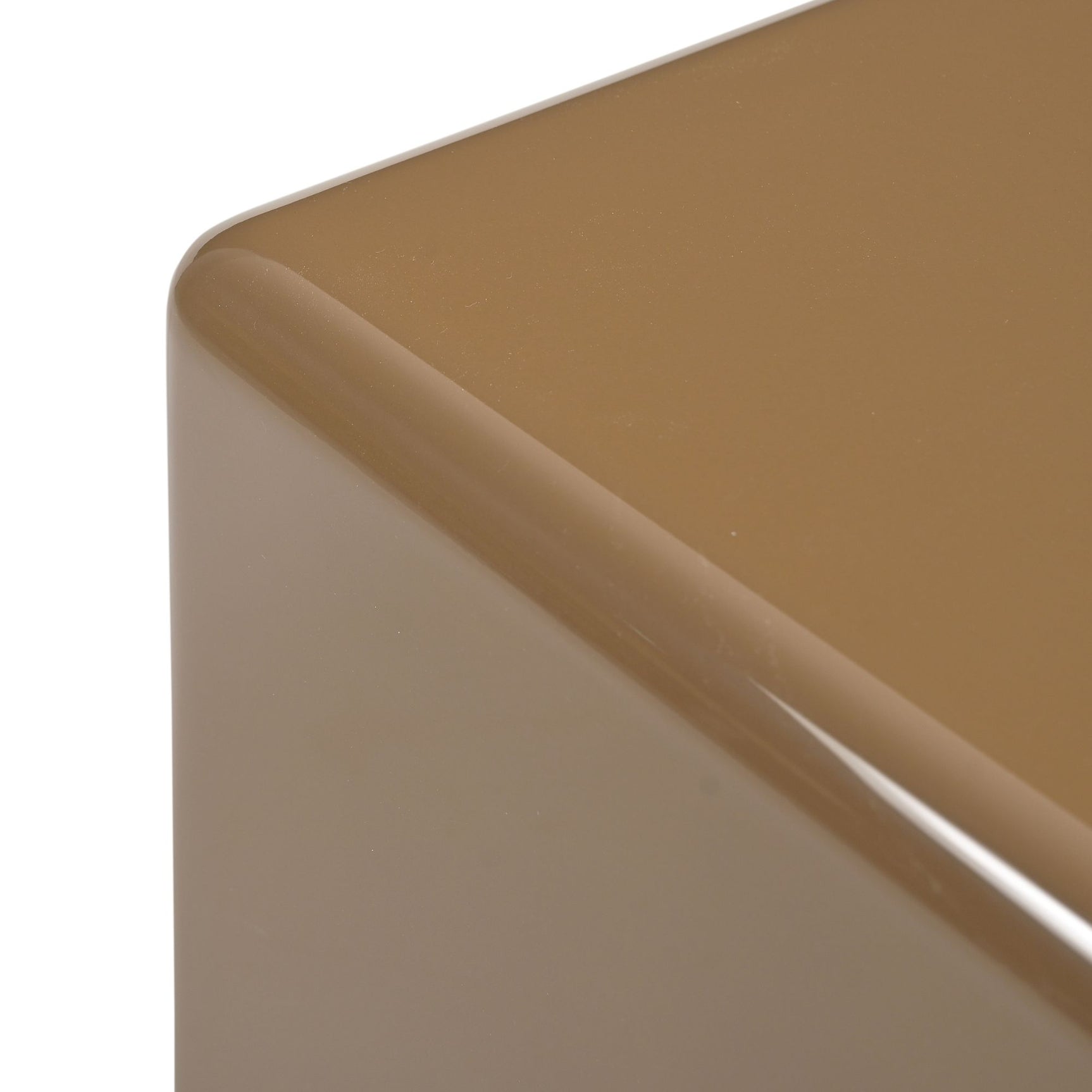 Close-up: bruine salontafel met glanzend blad en afgeronde rand