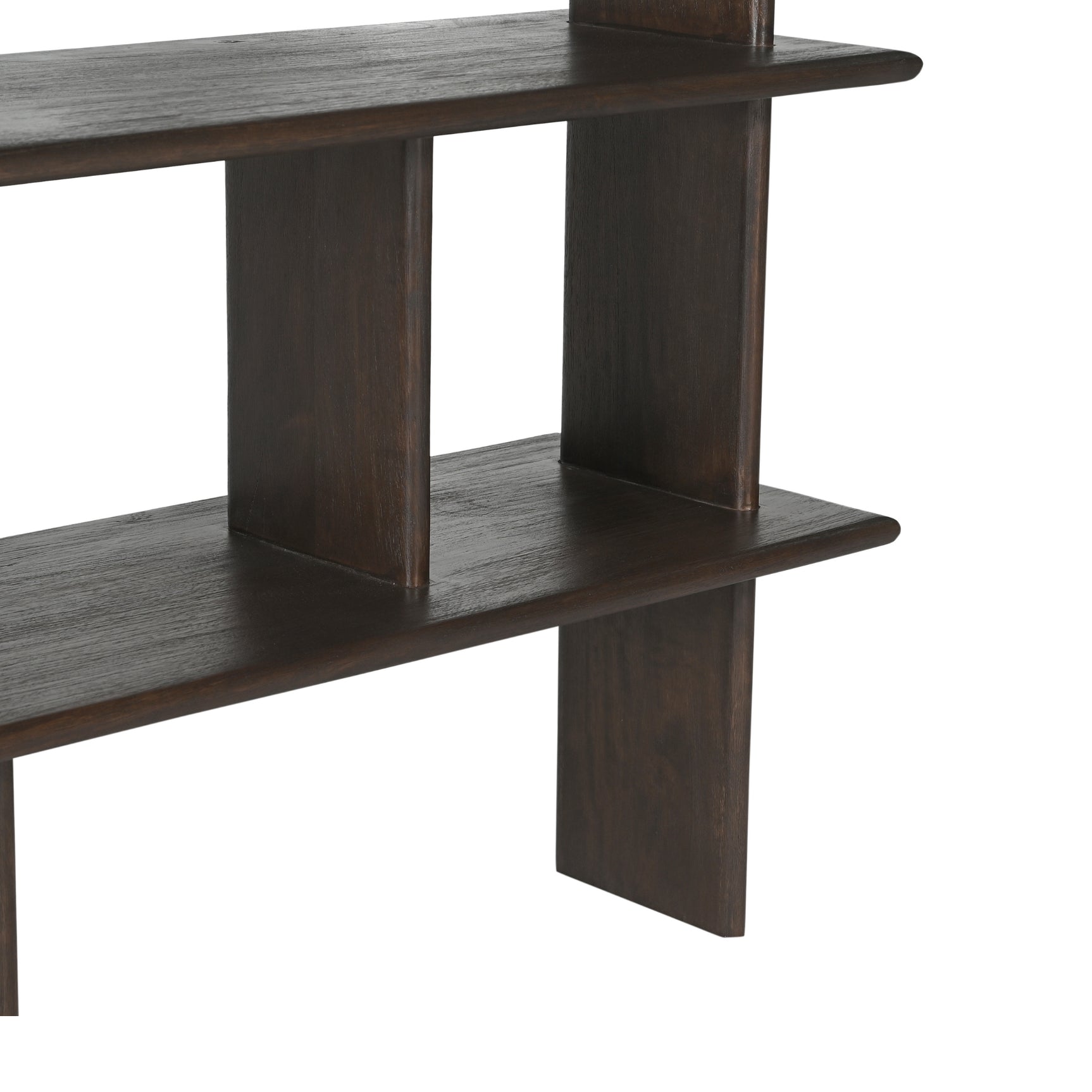 Wandkast van bruin mangohout met twee open legplanken en open middenvak