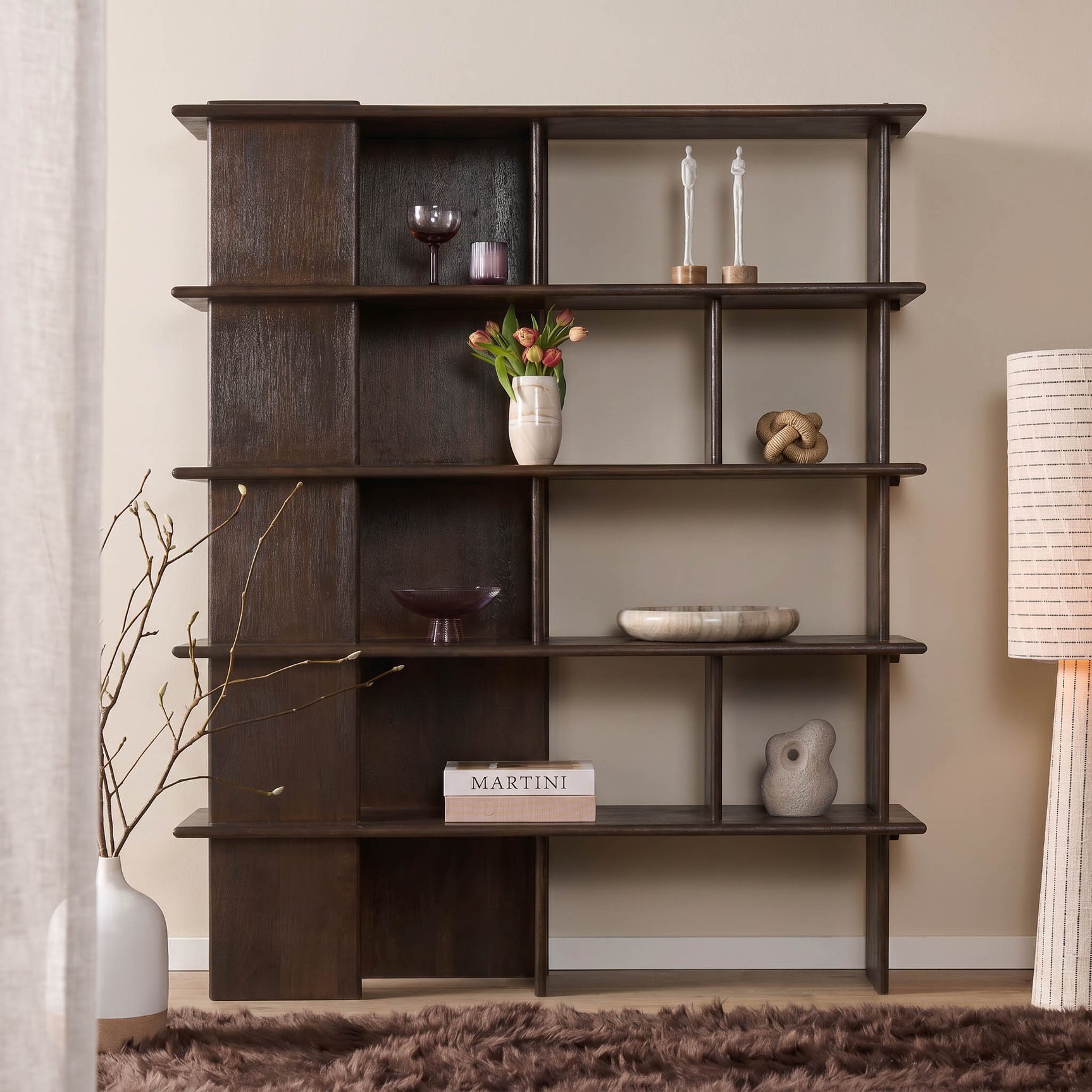 Wandkast bruin mangohout met open schappen; decoratie en vazen op de vakken
