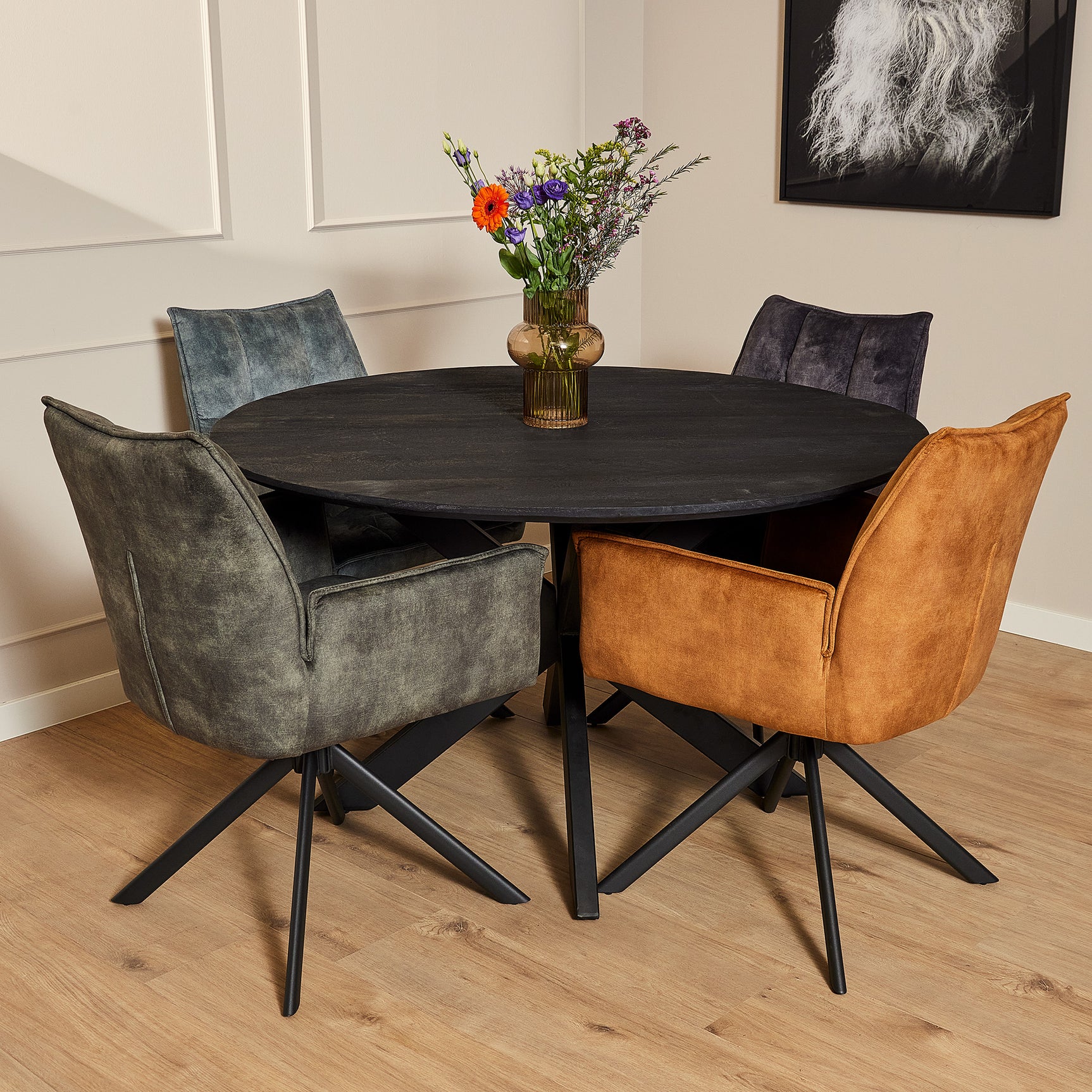 Eetkamerstoel donkergroene velours met hoge rug, ronde zitting en zwart 4-poots frame.
