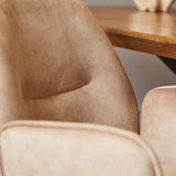 Beige stoelbekleding met gestikte naden en afgeronde armleuning