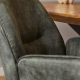Donkergroene eetkamerstoel detail: hoge rug en zitting met dikkere, gestoffeerde bekleding