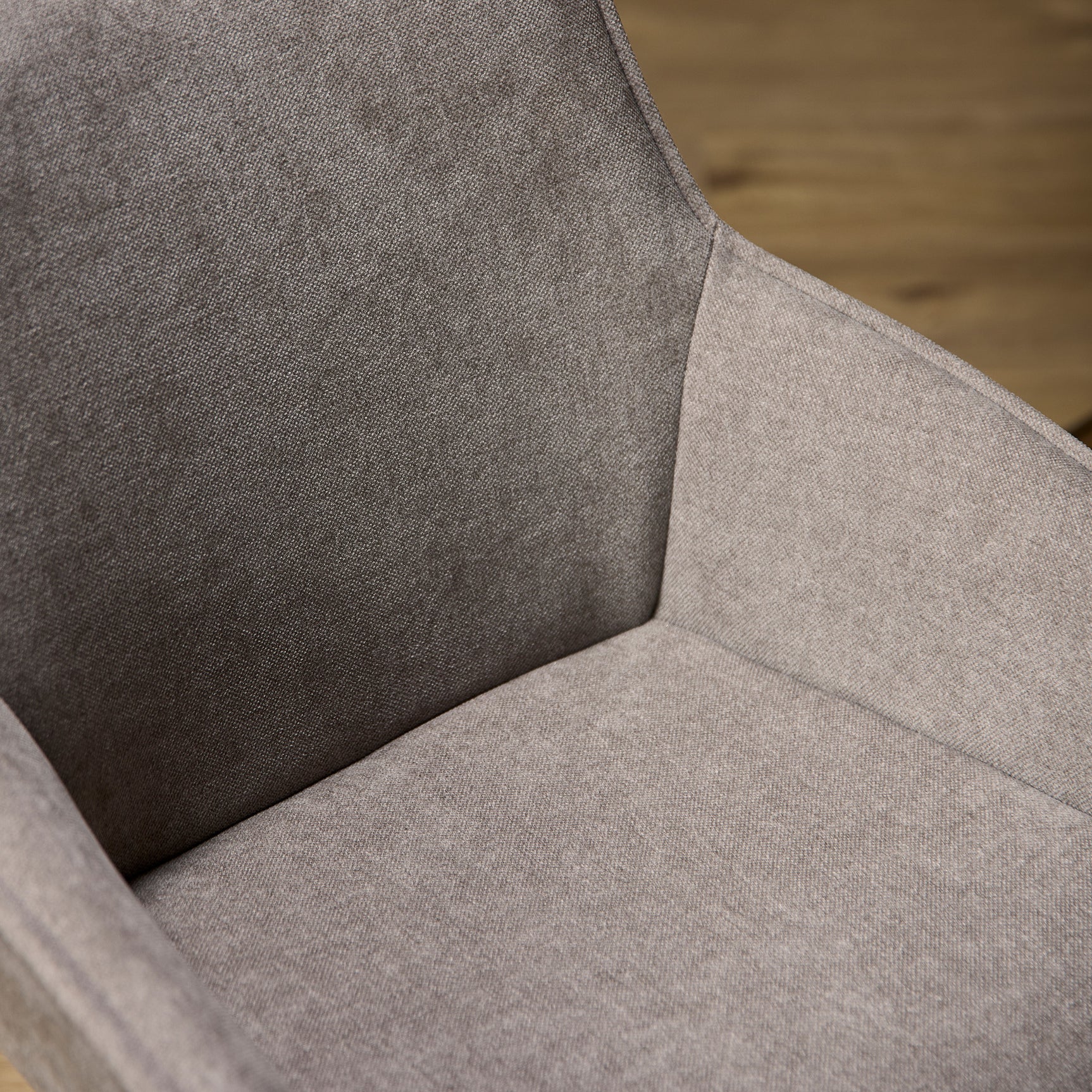 Gestoffeerde rug en zitting van eetkamerstoel in taupe met verticale stiknaad
