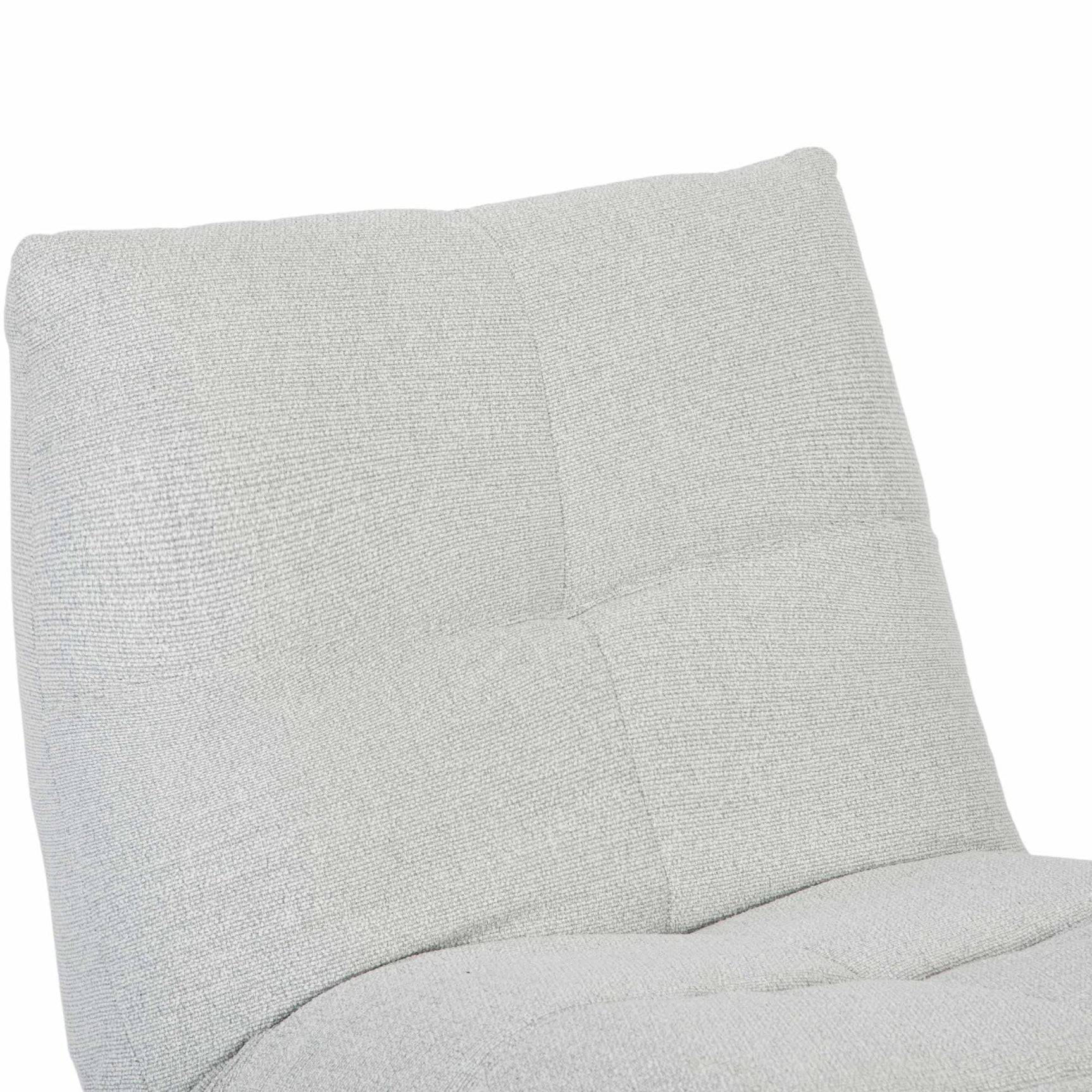 Lichtgrijze relaxfauteuil rugleuning met plooien en verticale naden