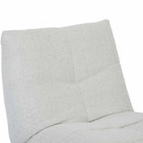 Lichtgrijze relaxfauteuil rugleuning en bovenkussen met zichtbare stiksels