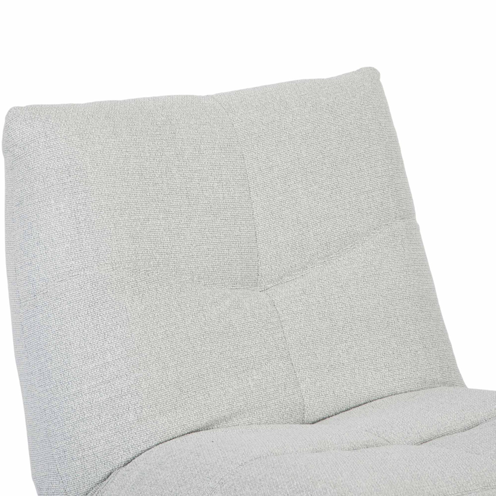 Lichtgrijze relaxfauteuil rugleuning en bovenkussen met zichtbare stiksels