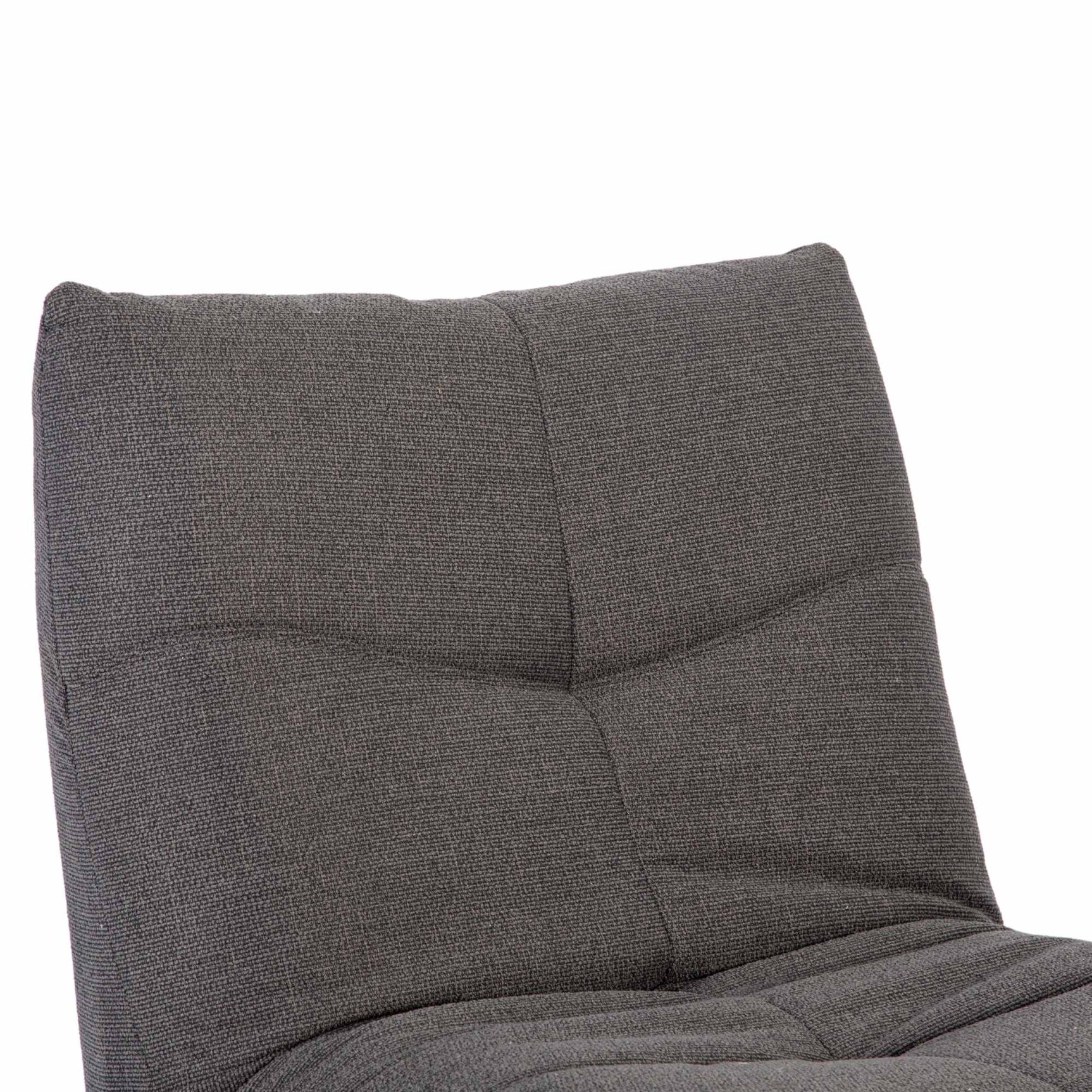 Donkergrijze relaxfauteuil rugleuning en zitting met gestikte panelen en doorlopende lijnen