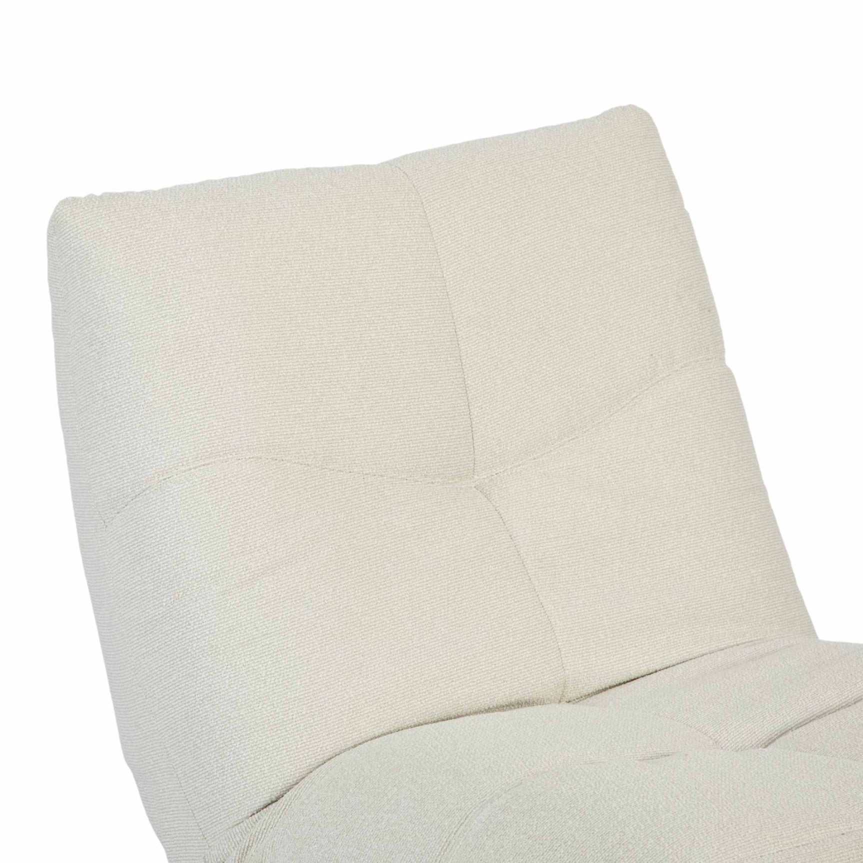 Relaxfauteuil met lichtbeige stof: hoge rugleuning en brede zit met stiksels