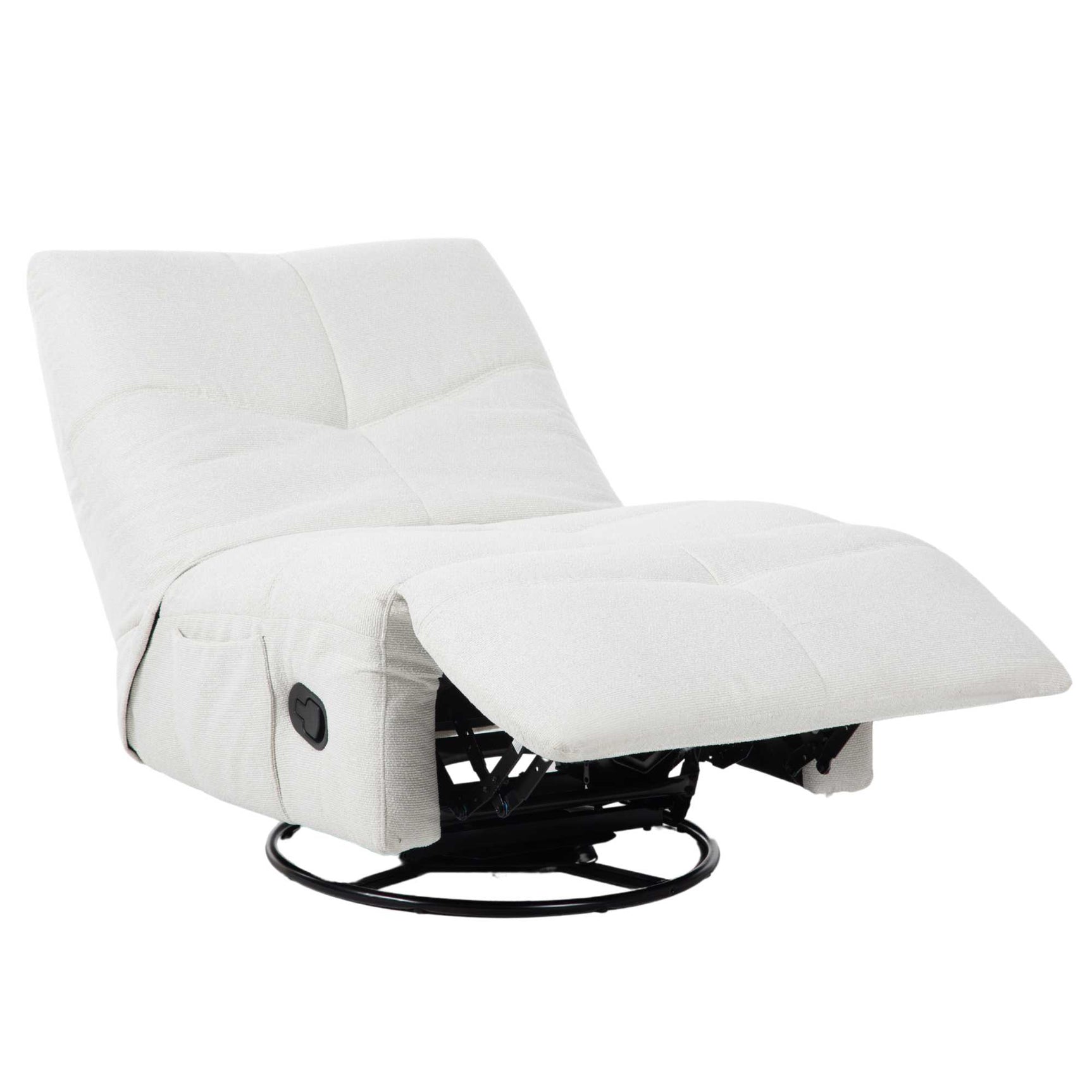 Relaxfauteuil met voetensteun uitgeklapt, lichte stof en zichtbaar zwart frame onderaan.