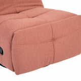 Roze relaxfauteuil: close-up van zijkant met gewatteerde arm en rugnaden.
