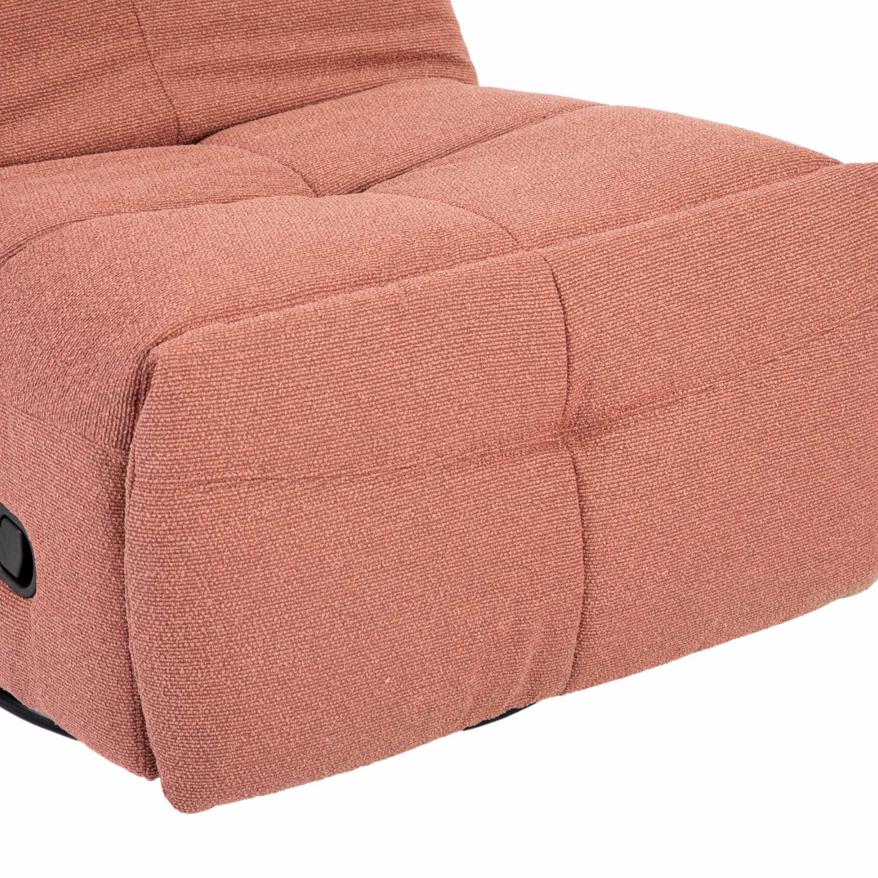 Roze relaxfauteuil: close-up van zijkant met gewatteerde arm en rugnaden.