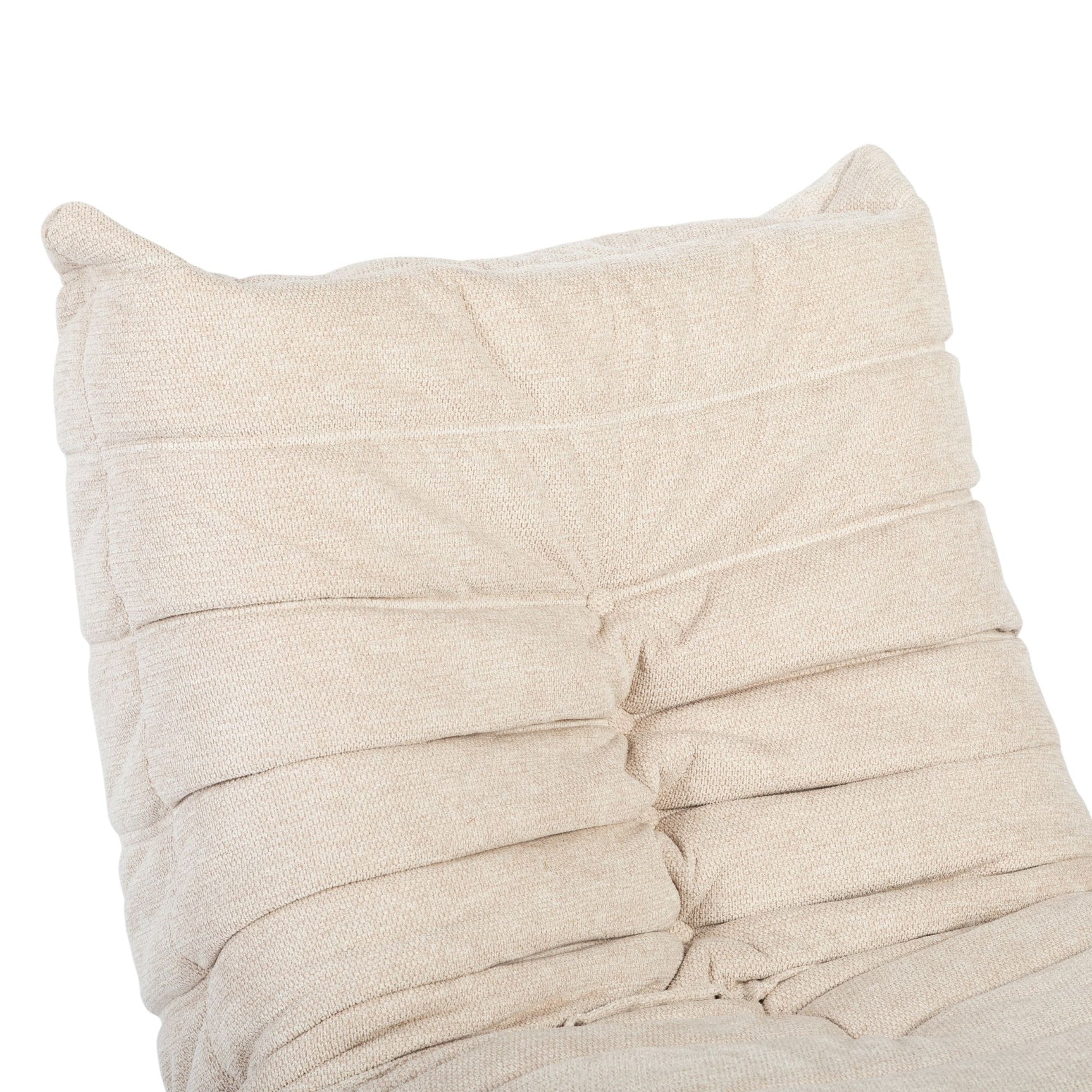 Beige relaxfauteuilrug met horizontale stiksels en knoopachtige plooien