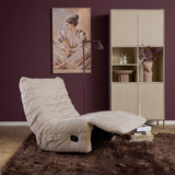 Beige relaxfauteuil met voetensteun en opklapbare rug, zwarte bedieningsknop
