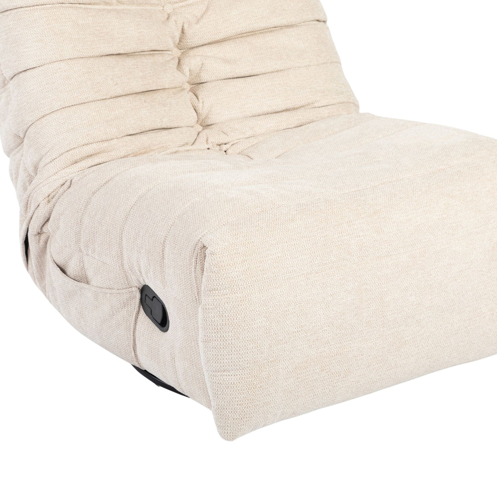 Beige relaxfauteuil in ligstand met zwarte bedieningsknop op de arm