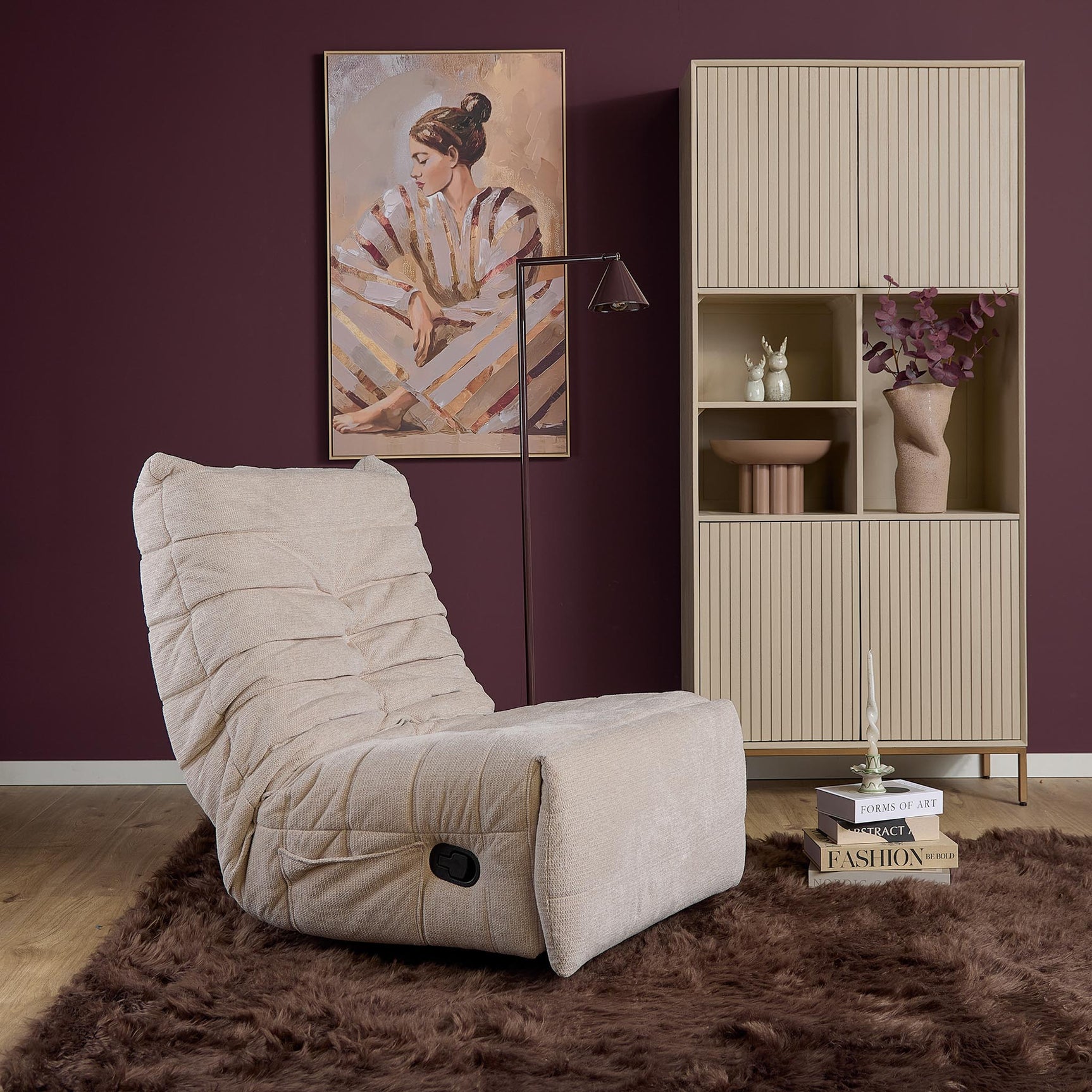 Beige relaxfauteuil met voetensteun en opklapbare rug, gestoffeerd met riemnaden
