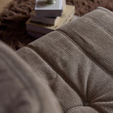 Taupe relaxfauteuil armleuning met ribbelstructuur en ronde stiksels