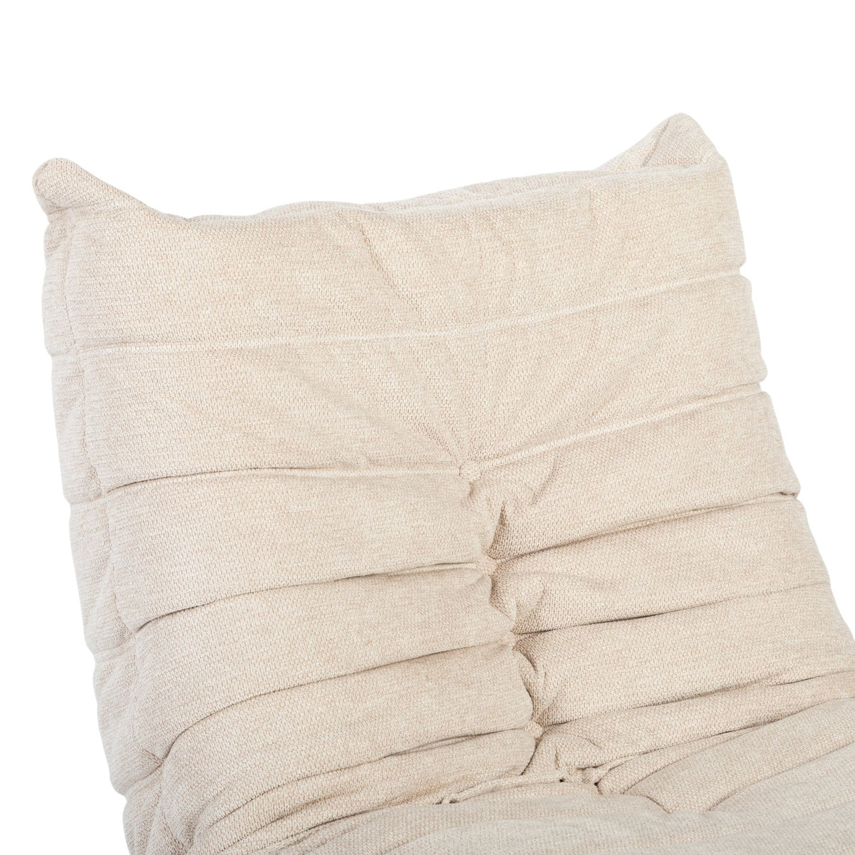 Taupekleurige relaxfauteuil met hoge rugkussens en horizontale stiksels