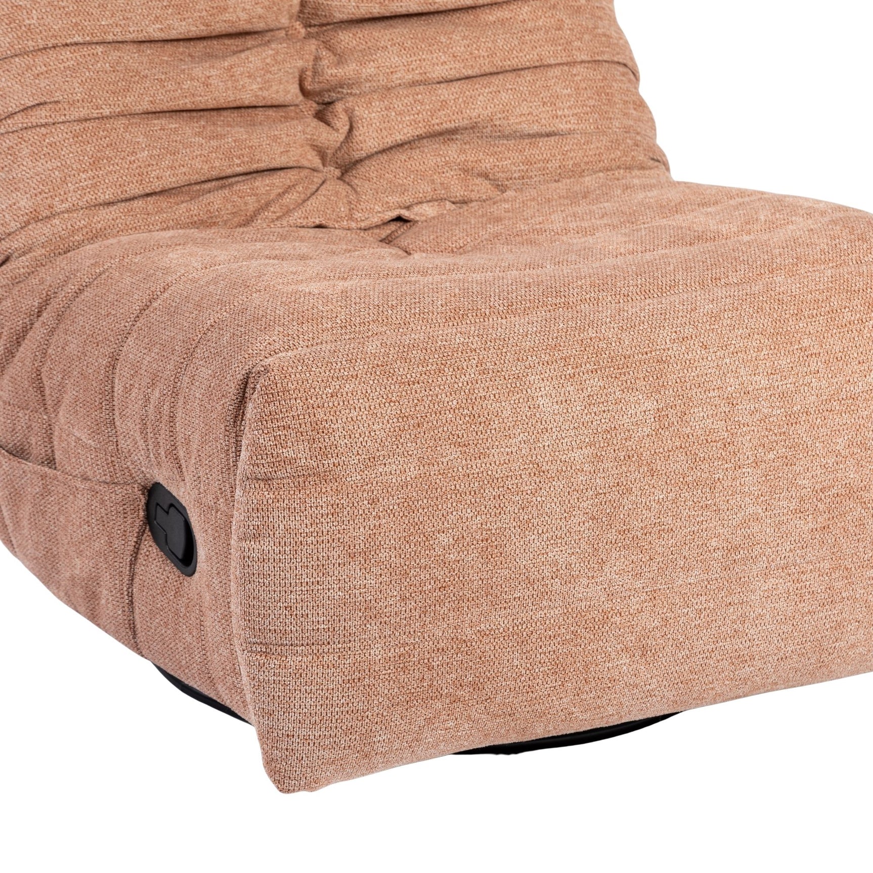 Roze relaxfauteuil met zwarte bedieningsknop en afgeronde armleuning met stoffering.