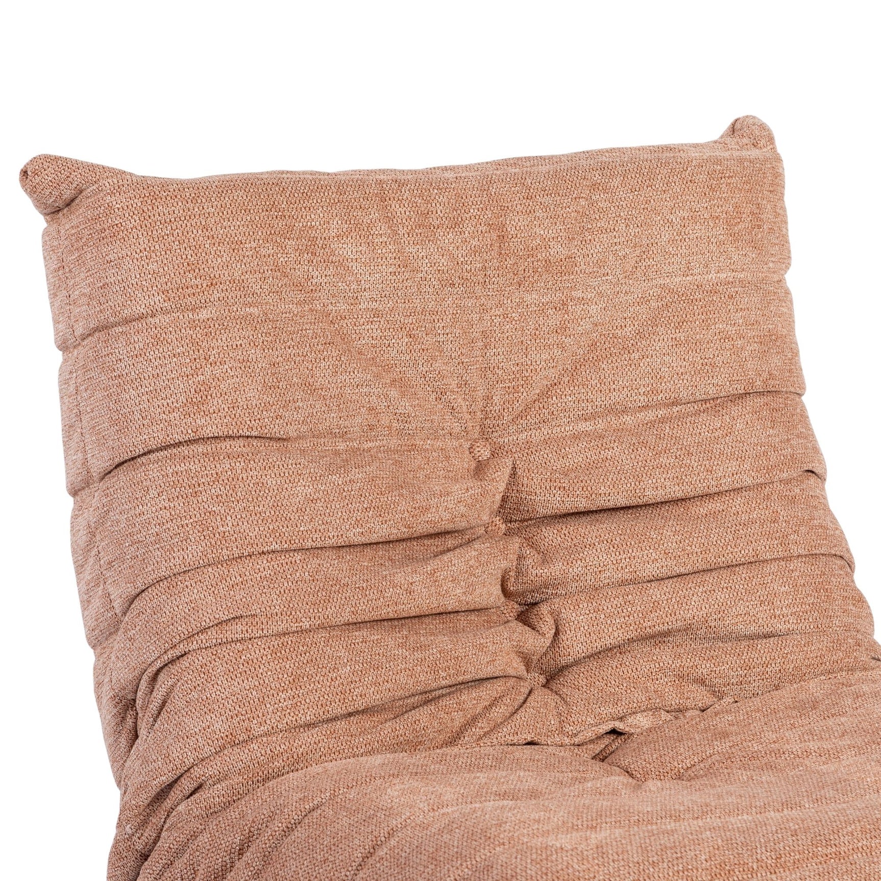 Roze relaxfauteuil met hoge rug en horizontale stiksels, geaccentueerd met knopen.