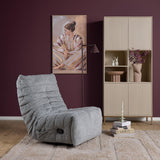 Grijze relaxfauteuil met ligstand en opklapbare voetensteun, ronde rugkussens.
