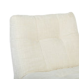 Gebroken witte rugleuning van relaxfauteuil met horizontale panelen en gestikte naden.