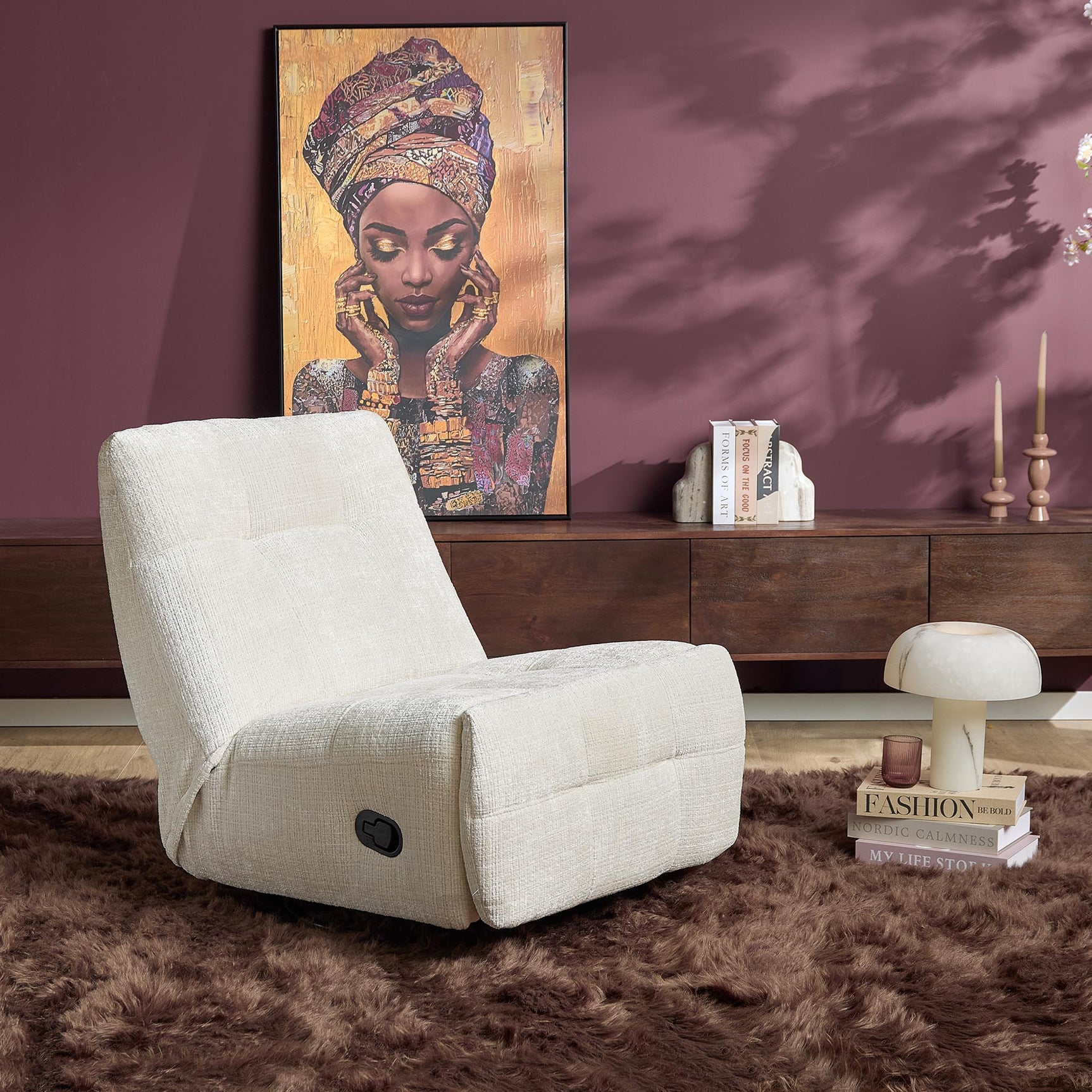 Gebroken witte relaxfauteuil met afgeronde rug, dikke zitting en zwarte bedieningsknop.