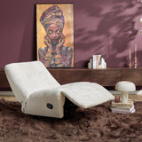 Gebroken witte relaxfauteuil met halfopen ligstand, voetensteun en zwarte bediening.