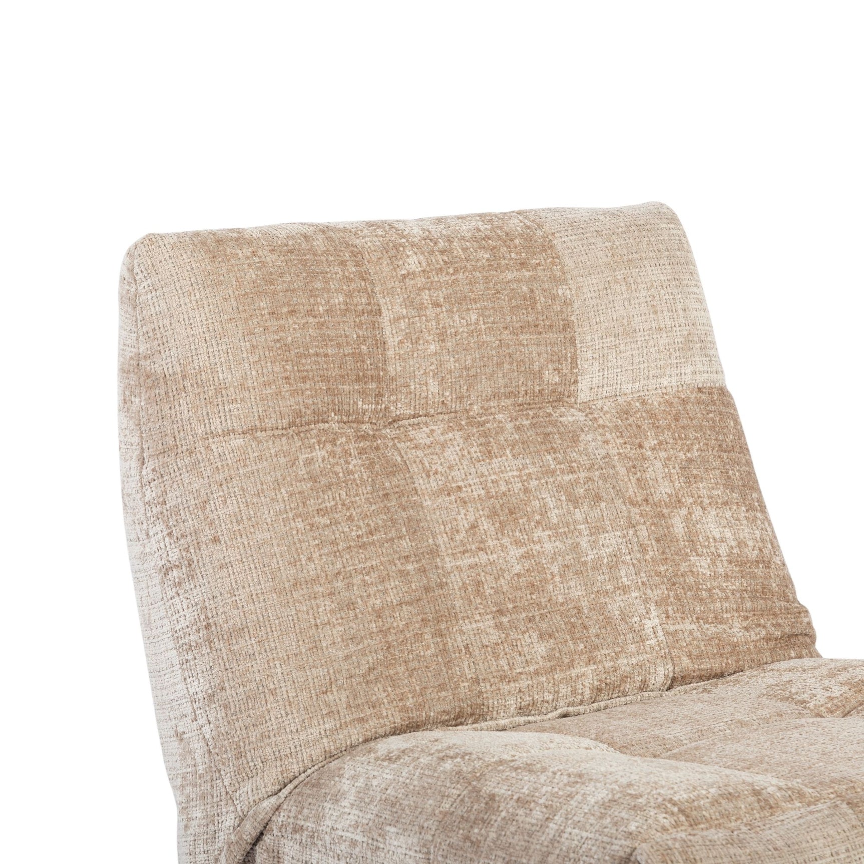 Beige relaxfauteuil met hoge rugleuning en gestikte panelen