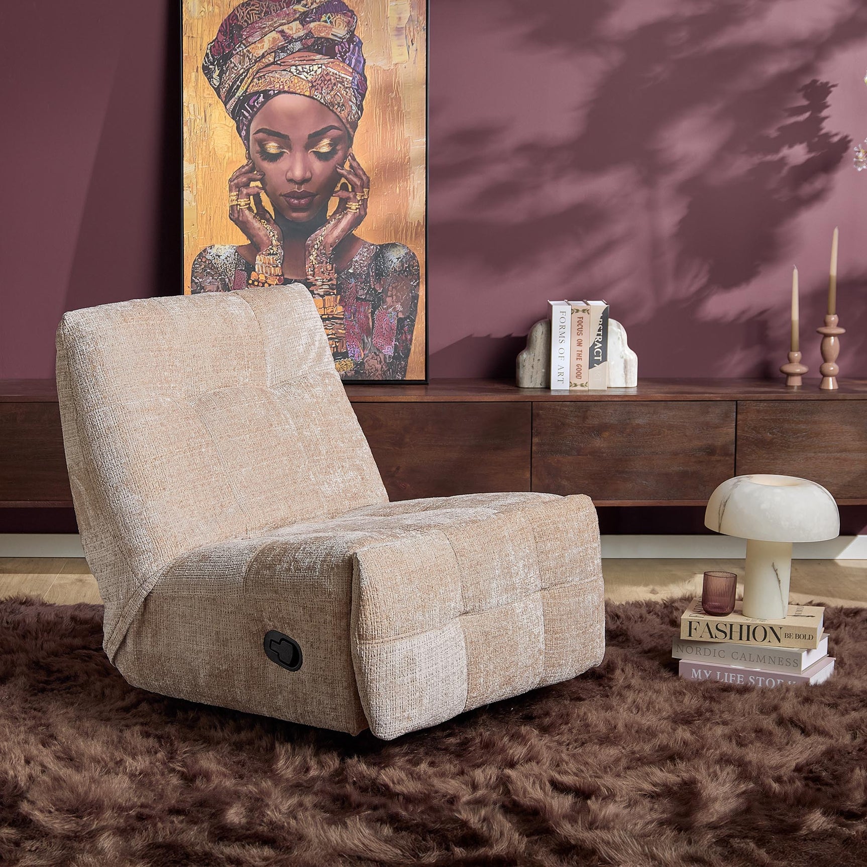 Beige relaxfauteuil met opklapbare armleuningen en zwarte bedieningsknop