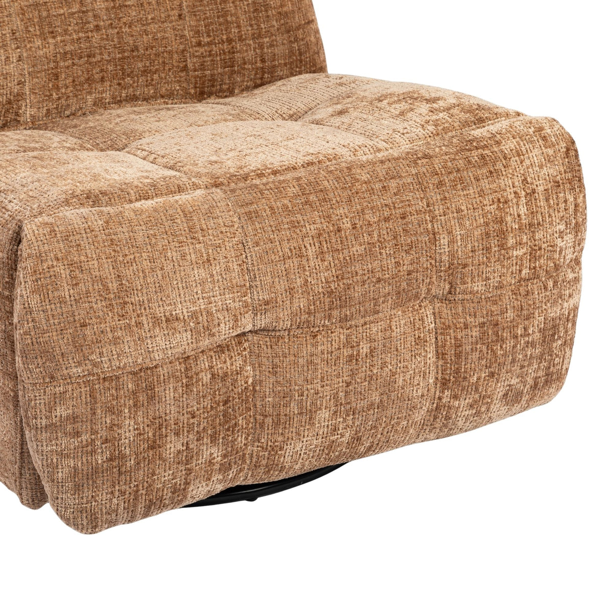 Kaneel relaxfauteuil detail van arm- en zijkussen, bruin gestoffeerd met zwarte basis.