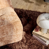 Kaneel relaxfauteuil in beige stof, zijpaneel met afgeronde rug en zwarte bedieningsknop
