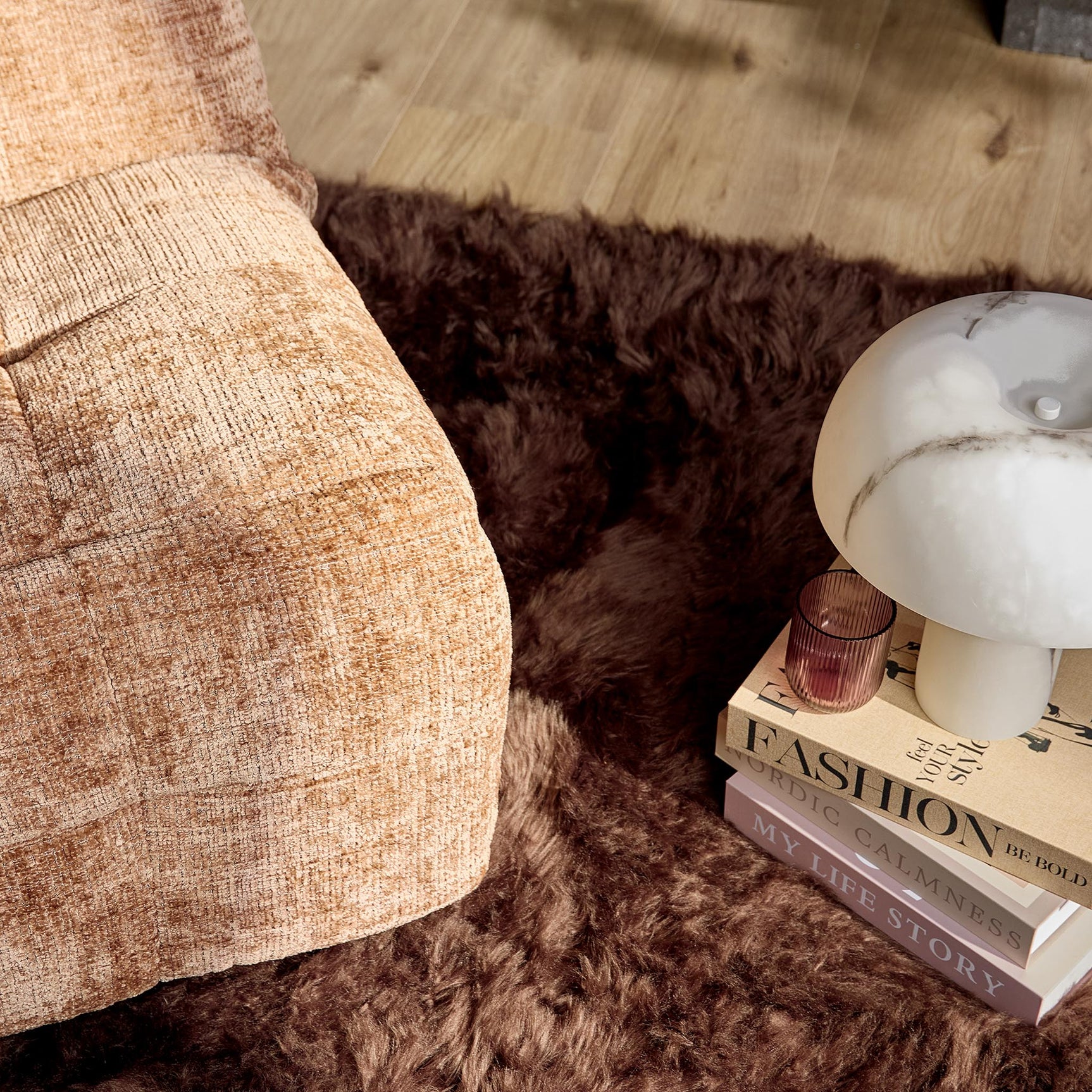 Kaneel relaxfauteuil in beige stof, zijpaneel met afgeronde rug en zwarte bedieningsknop