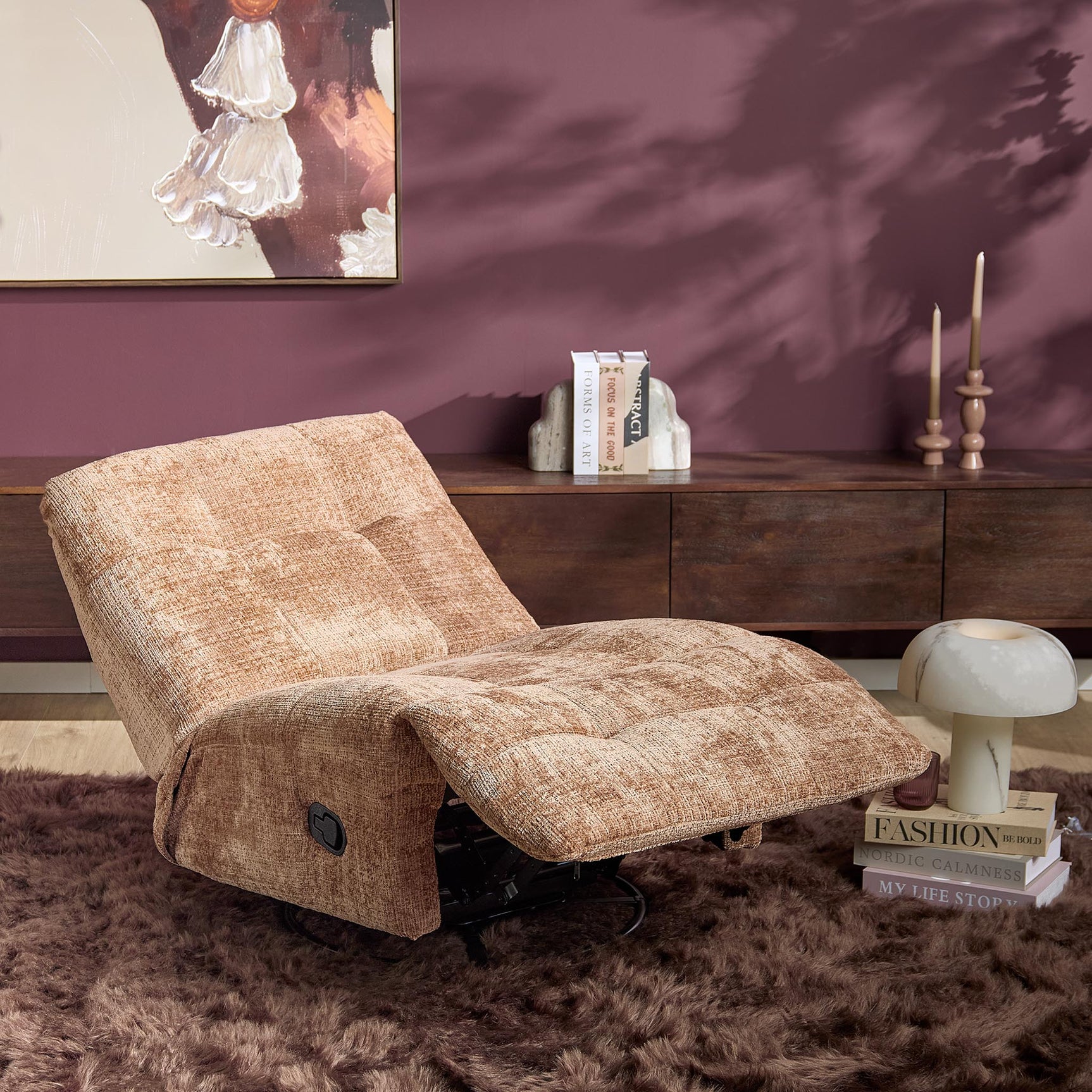 Kaneel relaxfauteuil in beige stof met openliggende voetensteun, armleuning in zijaanzicht